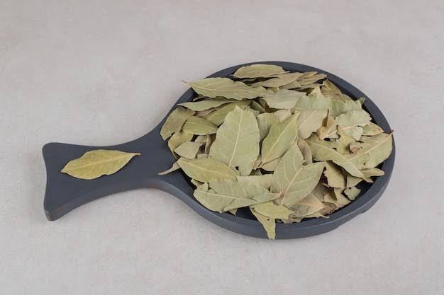 ब्लड शुगर लेवल कंट्रोल करें: कुछ रिसर्च से पता चलता है कि तेज पत्ते में मौजूद यौगिक इंसुलिन फंक्शन को बेहतर बनाने और ब्लड शुगर लेवल कंट्रोल करने में मदद कर सकते हैं.