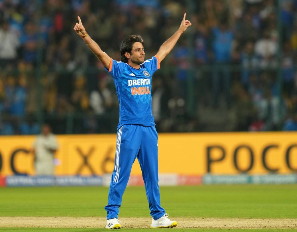 रवी बिष्णोईने दोनवेळा टाय झालेली मॅच तीन बॉलमध्ये संपवली, रोहितचं ठेवणीतले मिसाईल ऐनवेळी कामी आलं!! IND vs AFG 3rd T20 Live Score india defeated afghanistan in the 2nd over रवी बिष्णोईने दोनवेळा टाय झालेली मॅच तीन बॉलमध्ये संपवली, रोहितचं ठेवणीतले मिसाईल ऐनवेळी कामी आलं!!