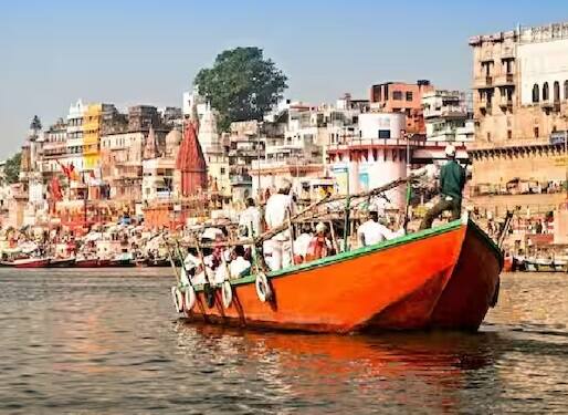 તમામ મુસાફરોને ક્લાસ પ્રમાણે એસી અને નોન એસી હોટલના રૂમમાં રહેવાની તક મળી રહી છે. તમામ સ્થળોએ જવા માટે બસની સુવિધા પણ ઉપલબ્ધ છે.