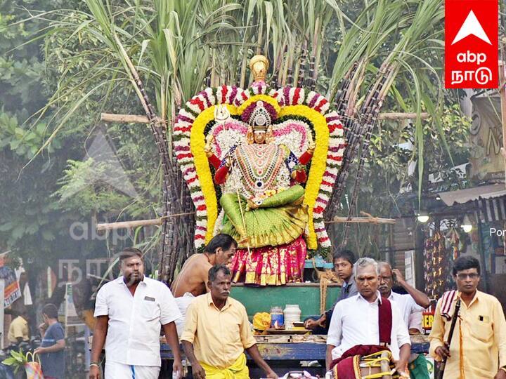 பக்தர்களுக்காக வீதி உலா வரும் அம்மன்