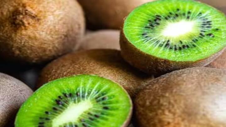 કીવીમાં હાજર પોટેશિયમ અને ફાઈબર હૃદય રોગના જોખમને દૂર કરે છે. પોટેશિયમ હાઈ બીપીને નિયંત્રિત કરવામાં મદદ કરે છે, જ્યારે ફાઈબર કોલેસ્ટ્રોલના સ્તરને નિયંત્રિત કરવામાં મદદ કરે છે, તેથી હૃદયની સમસ્યાઓનું જોખમ ઘટાડે છે.