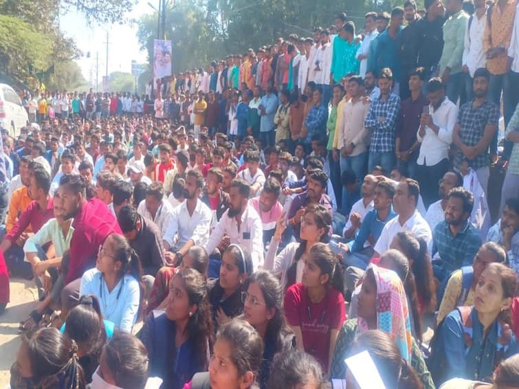 Talathi Bharti case has been registered against students protesting for inquiry Talathi Bharti Exam Scam in Beed marathi news तलाठी भरती घोटाळ्याच्या चौकशीच्या मागणीसाठी आंदोलन करणाऱ्या विद्यार्थ्यांवर गुन्हे दाखल