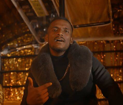 ਕਾਕਾ ਦਾ ਜਨਮ 17 ਜਨਵਰੀ 1993 ਨੂੰ ਪਟਿਆਲਾ ਦੇ ਪਿੰਡ ਚੰਦੂਮਾਜਰਾ ਵਿਖੇ ਹੋਇਆ ਸੀ। ਬਚਪਨ ਤੋਂ ਹੀ ਕਾਕਾ ਨੇ ਘਰ `ਚ ਪੈਸਿਆਂ ਦੀ ਤੰਗੀ ਦੇਖੀ ਸੀ। ਉਨ੍ਹਾਂ ਦੇ ਪਿਤਾ ਰਾਜਮਿਸਤਰੀ ਦਾ ਕੰਮ ਕਰਦੇ ਸੀ। ਰਵਿੰਦਰ ਸਿੰਘ ਯਾਨਿ ਕਾਕਾ ਖੁਦ ਆਟੋ ਚਲਾਉਂਦੇ ਸੀ। ਇਸ ਤਰ੍ਹਾਂ ਉਨ੍ਹਾਂ ਦੇ ਘਰ ਦਾ ਗੁਜ਼ਾਰਾ ਚੱਲਦਾ ਸੀ।