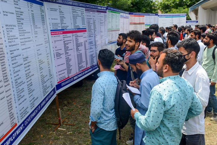 देशभर में हर साल केंद्र और राज्य सरकारों की तरफ से सरकारी नौकरियां निकाली जाती हैं, जिनके लिए युवा तैयारी करते हैं.