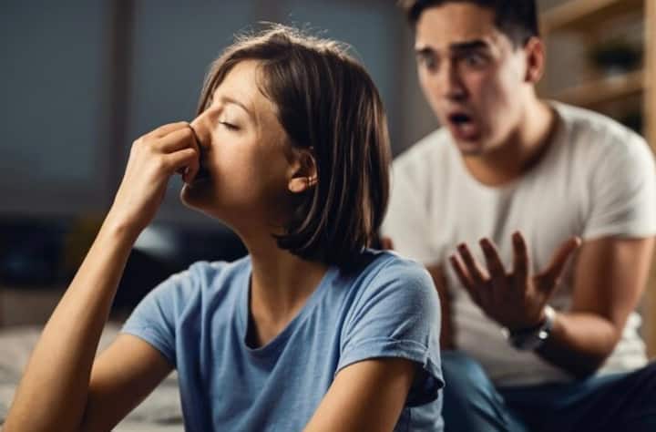 पार्टनर की परवाह न करना: कपल्स के बीच बार-बार लड़ाई-झगड़े होना, छोटी-छोटी बातों पर बहस हो जाना, कई-कई दिनों तक बातचीत न होना और एक-दूसरे की परवाह न करना टॉक्सिक रिलेशनशिप का सबसे बड़ा संकेत माना जाता है. एक्सपर्ट्स का कहना है कि ऐसे संकेत पर संभल जाना ही समझदारी होती होती है.