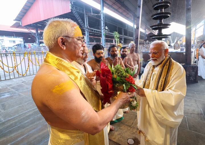 அடுத்ததாக கேரளா சென்ற பிரதமர் மோடி, புகழ்பெற்ற குருவாயூர் கோயிலுக்கு சென்றார்.