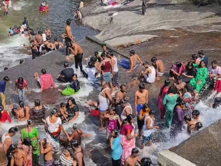 சிறுவாணி மலைத் தொடர்களின் அடிவாரத்தில், வனப்பகுதிக்குள் கோவை குற்றாலம் அமைந்துள்ளது.