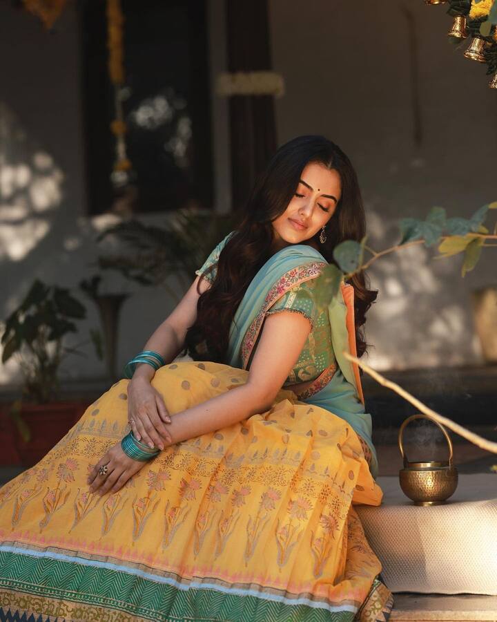 సోషల్ మీడియాలో యాక్టివ్ గా ఉండే ఈబ్యూటీ ఎప్పటికప్పుడు లేటెస్ట్ ఫొటోస్ షేర్ చేస్తుంటుంది.