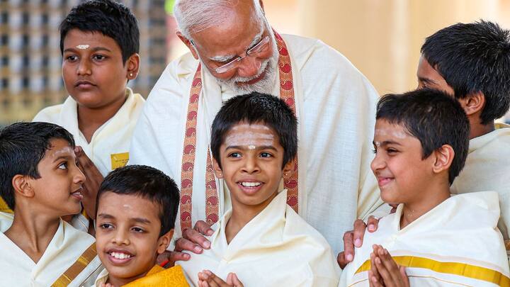 ত্রিশূরের শ্রী রামাস্বামী মন্দিরে 'মালয়ালাম রামায়ণ' উপস্থাপন করা হয়। সেখানেই শিল্পীদের সঙ্গে মোদি।