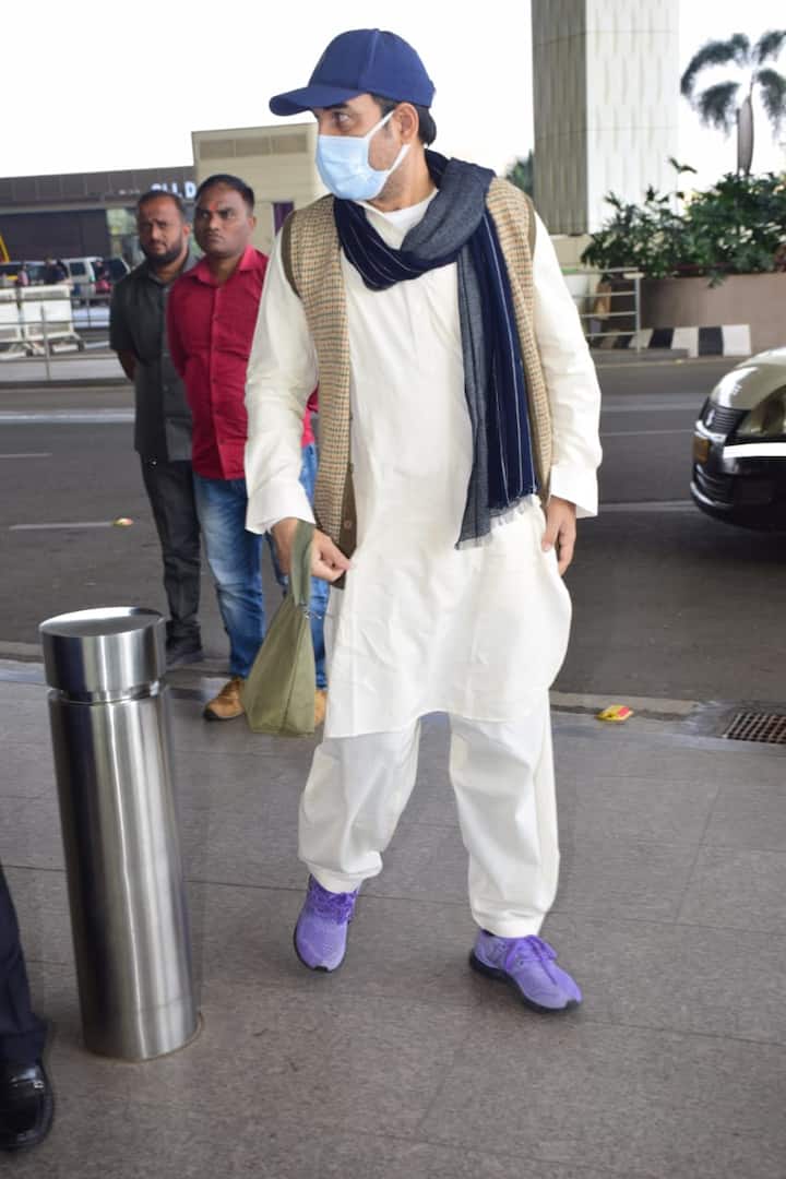 पंकज त्रिपाठी आज सुबह मुंबई एयरपोर्ट पर अपनी पत्नी मृदुला संग नजर आए. इस दौरान एक्टर अपने चेहरे पर मास्क लगाए दिखे.