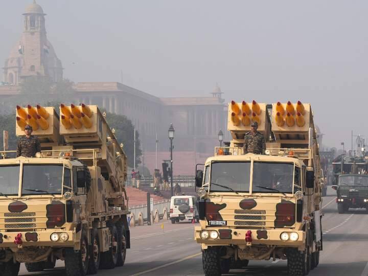 Republic Day 2024 Rehearsal: हिन्दुस्तान के जांबाज दिल्ली के कर्तव्य पथ पर भारतीय सैन्य ताकत की नजारे पेश करते नजर आये. उनके उत्साह से साफ झलक रहा था कि जंग के मैदान वो दुश्मनों को छोड़ते नहीं.