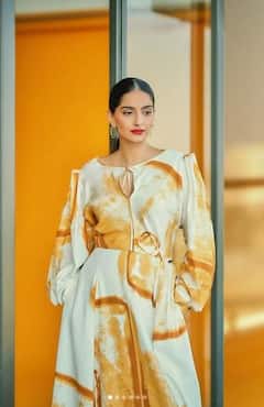 Sonam Kapoor: ਸੋਨਮ ਕਪੂਰ ਨੇ ਟ੍ਰੈਂਡੀ ਮਿਡੀ ਡਰੈੱਸ ਵਿੱਚ ਲਾਇਆ ਗਲੈਮਰ ਦਾ ਤੜਕਾ, ਵੇਖੋ ਸ਼ਾਨਦਾਰ ਲੁੱਕ