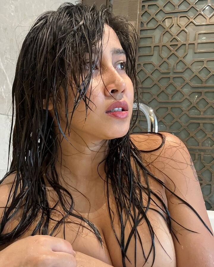 Sofia Ansari Photos: સોશિયલ મીડિયા સ્ટાર સોફિયા અંસારી તેની સોશિયલ મીડિયા પોસ્ટ્સને કારણે હેડલાઇન્સમાં રહે છે.  સોફિયા તેની બોલ્ડ સ્ટાઇલ માટે ફેમસ છે. બોલ્ડનેસની વાત કરીએ તો સોફિયા અંસારી બોલિવૂડથી લઈને ટીવી સુધીની અભિનેત્રીઓને ટક્કર આપે છે.