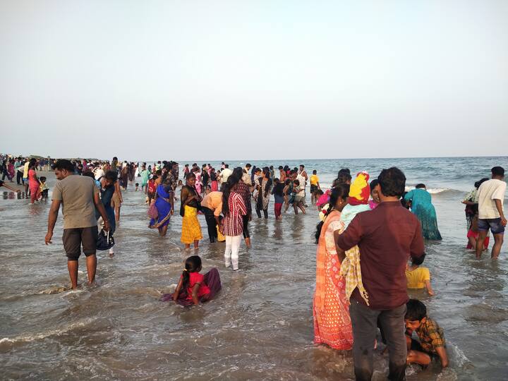 Beaches across Tamil Nadu witnessed large crowds (Credit: ABP Nadu)