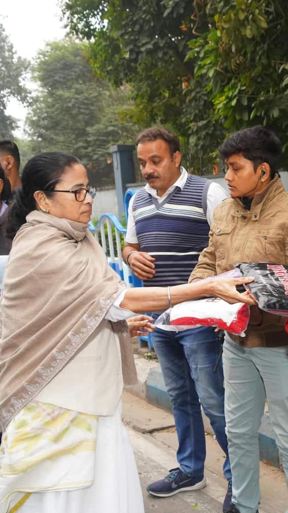 নবান্ন যাওয়ার পথে হঠাৎ থমকালেন মমতা, তার পর...