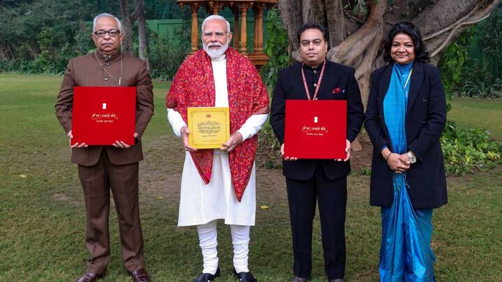এর সঙ্গে ডাকটিকিটের বই প্রকাশ করা হয়েছে, ওই  ৪৮ পাতার স্ট্যাম্প টিকিটের বইয়ে আছে ২০টি দেশের ডাক টিকিট।