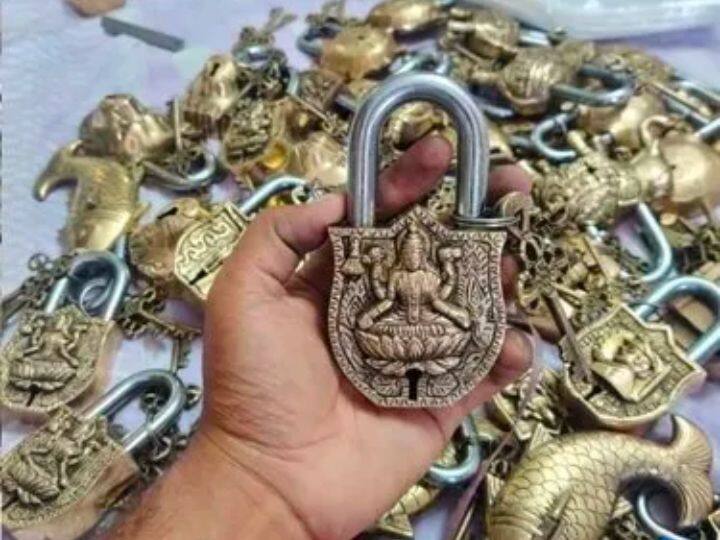 अलीगढ़ में बनाए जाने वाले ताले पहले पीतल से बनाए जाते थे. लेकिन अब यह स्टील से बनाए जाते हैं. उनकी मजबूती बेजोड़ रहती है. इसीलिए सारी दुनिया में यह काफी फेमस है.