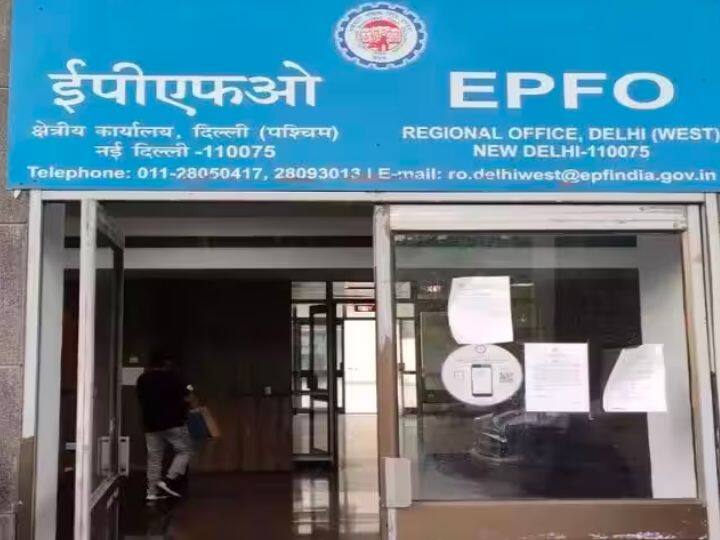 आधार कार्ड से सिर्फ व्यक्ति की पहचान सत्यापित होती है. इससे किसी का जन्म प्रमाण सत्यापित नहीं होता. इसीलिए यूआईडीएआई के मिले निर्देशों के अनुसार ईपीएफओ ने आधार कार्ड को जन्म तिथि के लिए अब प्रमाणिक दस्तावेजों की सूची से हटा दिया है.