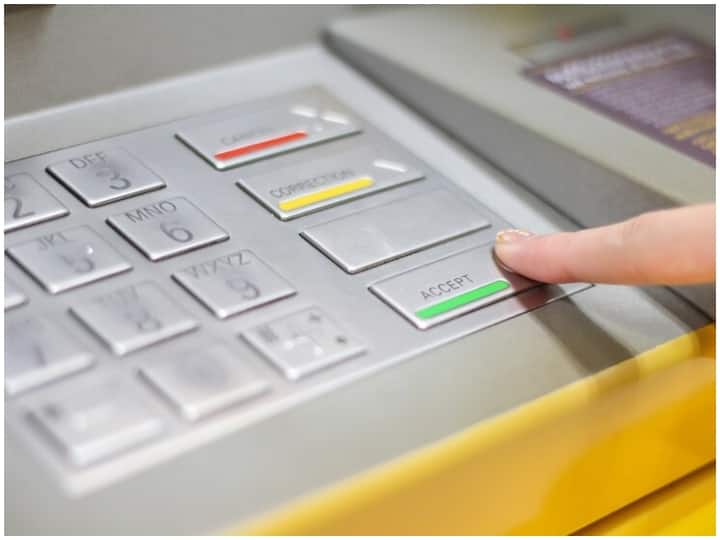 ATM Pin Hacks: अक्सर ये फैक्ट शेयर किया जाता है कि अगर एटीएम में पिन उल्टा डाल दिया जाए तो इससे पुलिस आ जाती है. तो आज ये जानने की कोशिश करते हैं कि इस बात में कितनी सच्चाई है?
