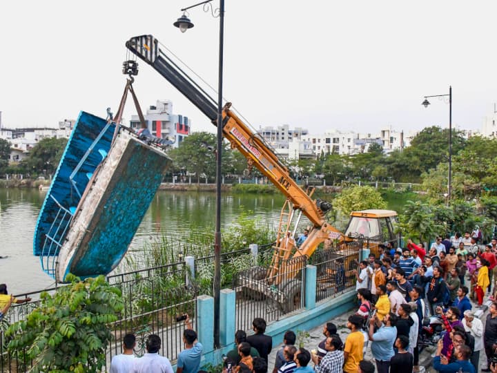 Vadodara Boat Capsized: गुजरात के वडोदरा में गुरुवार (18 जनवरी) को हरणी झील में नाव पलटने से बड़ा हादसा हो गया. इस नाव में 23 छात्र और 4 टीचर सवार थे. हादसे में 16 की मौत हो गई है.