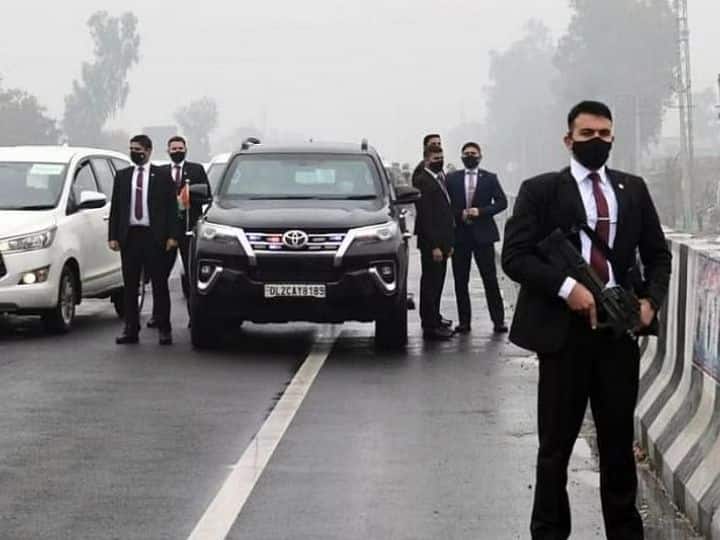 दरअसल, पीएम मोदी की सुरक्षा की जिम्मेदारी एसपीजी यानी स्पेशल प्रोटेक्शन ग्रुप (SPG) के पास होती है. आधुनिक हथियारों से लैस ये जवान साये की तरह पीएम के साथ रहते हैं और हर गतिविधि पर पैनी नजर रखते हैं. ऐसे में सोशल मीडिया पर दावा किया जा रहा है कि पीएम मोदी के साथ पारंपरिक वेश भूषा में एसपीजी जवान हैं.