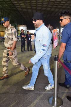 ब्लू डेनिम जैकेट और जींस के साथ ब्लैक कैप लगाए एयरपोर्ट पर स्टाइलिश अंदाज में स्पॉट हुए Sunny Deol, 'गदर 2' एक्टर ने अपनी स्माइल से जीता फैंस का दिल