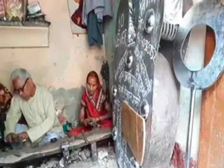 अयोध्या में बन रहे राम मंदिर को लेकर तमाम देशवासियों में खासा उत्साह है. राम मंदिर में जो ताला लगाया जा रहा है. वह चार क्विंटल का है. जिसे अलीगढ़ के बुजुर्ग कारीगर ने 45 वर्षों में तैयार किया है.