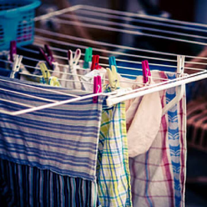 ਜੇਕਰ ਤੁਹਾਡੇ ਘਰ 'ਚ ਟੰਬਲ ਡਰਾਇਰ ਹੈ ਤਾਂ ਤੁਸੀਂ ਆਪਣੇ ਕੱਪੜੇ ਆਸਾਨੀ ਨਾਲ ਸੁਕਾ ਸਕਦੇ ਹੋ। ਮੁਲਾਇਮ ਕੱਪੜਿਆਂ ਲਈ ਬਸ ਇੱਕ ਵੱਖਰਾ ਚੱਕਰ ਚੁਣੋ ਅਤੇ ਤੁਹਾਡੇ ਕੱਪੜੇ ਸੁੱਕੇ ਅਤੇ ਬਿਨਾਂ ਕਿਸੇ ਸਮੇਂ ਤਿਆਰ ਹੋ ਜਾਣਗੇ