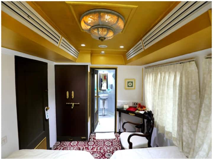 अब जानते हैं कि पैलेस ऑन व्हील्स में क्या खास है... दरअसल पहली बात तो ये है कि 8 लाख रुपये सिर्फ टिकट नहीं है, इसलिए आपको 7 दिन कई जगह घुमाया जाएगा. साथ ही इसमें टिकट, डीलक्स रुम, खाना, जिम आदि का खर्च भी शामिल है.