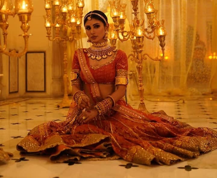 மௌனி ராய் என்ன போஸ்ட் போட்டாலும் அதற்கு லைக்ஸ்கள் மளமளவென குவியும்