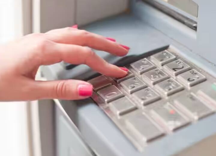 ਅਜਿਹੀ ਸਥਿਤੀ ਵਿੱਚ, ਉਲਟਾ ਪਿੰਨ ਦਰਜ ਕਰਨ ਨਾਲ ਕੁਝ ਨਹੀਂ ਹੋਵੇਗਾ ਅਤੇ ਅਕਸਰ ਗਲਤ ਪਿੰਨ ਦਾਖਲ ਕਰਨ ਨਾਲ, ਤੁਹਾਡਾ ਕਾਰਡ ਲਾਕ ਵੀ ਹੋ ਸਕਦਾ ਹੈ।