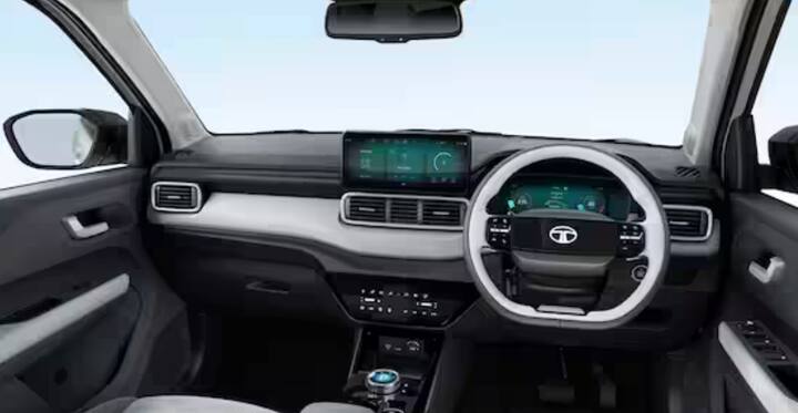 ਨਵੇਂ Nexon EV ਵਾਂਗ 2-ਸਪੋਕ ਸਟੀਅਰਿੰਗ ਵ੍ਹੀਲ ਦੇ ਕੇਂਦਰ ਵਿੱਚ ਇੱਕ ਲੋਗੋ, 26 ਸੈਂਟੀਮੀਟਰ ਡਿਜੀਟਲ ਡਿਸਪਲੇਅ ਦੇ ਨਾਲ ਇੱਕ ਡਿਊਲ-ਸਕ੍ਰੀਨ, 26 ਸੈਂਟੀਮੀਟਰ ਹਾਈ-ਡੈਫੀਨੇਸ਼ਨ ਹਰਮਨ ਡਿਸਪਲੇਅ ਇਨਫੋਟੇਨਮੈਂਟ ਦੇ ਨਾਲ ਅੰਦਰੂਨੀ ਵੀ ਨਵੇਂ ਹਨ। ਹੋਰ ਵਿਸ਼ੇਸ਼ਤਾਵਾਂ ਵਿੱਚ ਵਾਇਰਲੈੱਸ Android Auto ਅਤੇ Apple CarPlay ਪਲੱਸ Arcade.EV ਐਪ ਸੂਟ ਸ਼ਾਮਲ ਹਨ।