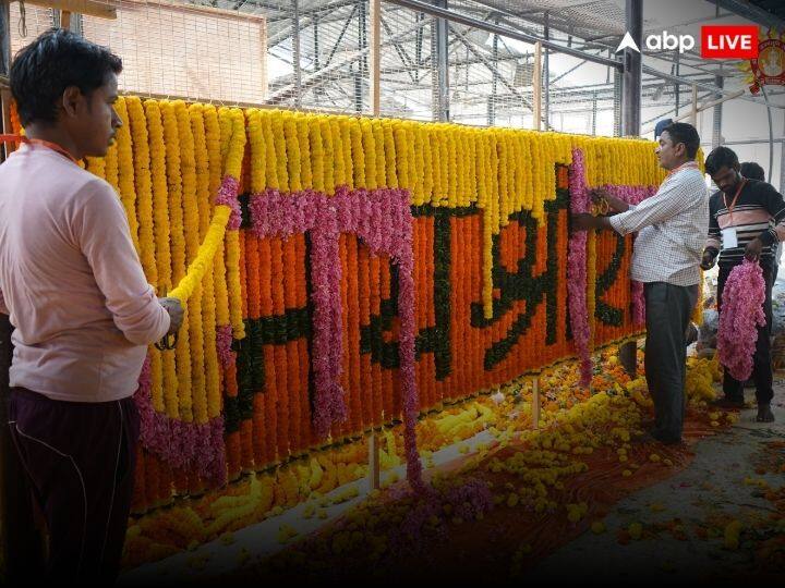 समारोह में 1,500-1,600 सेलिब्रिटी गेस्ट्स (मेहमान) के अलावा करीब 8,000 आमंत्रित लोगों के आने का अनुमान है. मुकेश अंबानी और गौतम अडानी जैसे कारोबारियों को भी निमंत्रण मिला है.