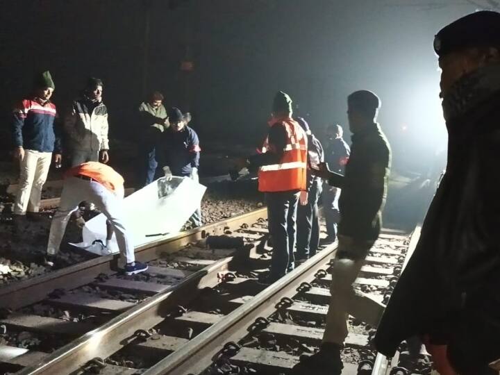 आसपास मौजूद बस्ती वासियों और प्रत्यक्ष दर्शियों की मानें तो नई दिल्ली पुरी उत्कल एक्सप्रेस टाटानगर स्टेशन जा रही थी. इस बीच गम्हरिया रेलवे स्टेशन के पास घने कोहरे के कारण रेलवे ट्रैक पार करने के दौरान चार लोग तेज रफ्तार ट्रेन की चपेट में आ गए. कोहरा अधिक होने के कारण मृतक ट्रेन देख नहीं पाए और ट्रेन की चपेट मे आ गए.