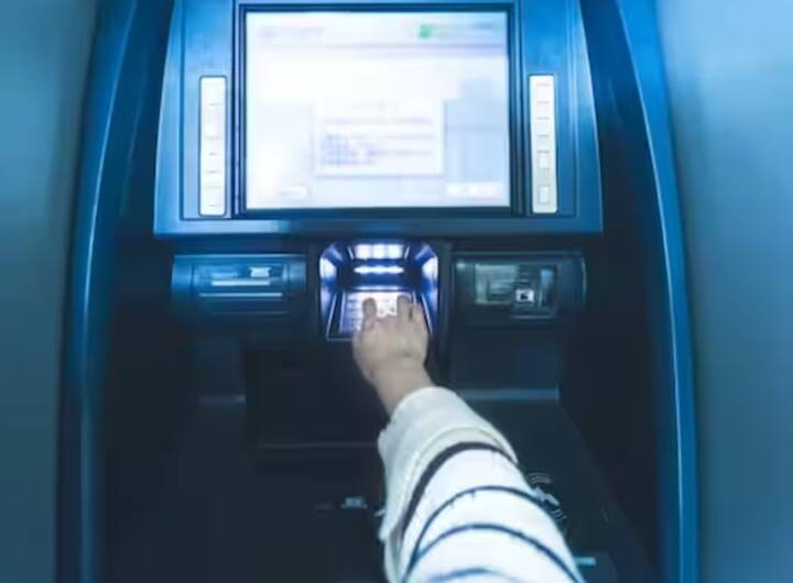 ਸੋਸ਼ਲ ਮੀਡੀਆ ਅਤੇ ਵਟਸਐਪ ਗਰੁੱਪਾਂ 'ਤੇ ਇਹ ਜਾਣਕਾਰੀ ਸਾਂਝੀ ਕੀਤੀ ਗਈ ਹੈ ਕਿ ਜੇਕਰ ਕੋਈ ਤੁਹਾਡੇ ATM ਤੋਂ ਜ਼ਬਰਦਸਤੀ ਪੈਸੇ ਕਢਾਉਂਦਾ ਹੈ, ਤਾਂ ਤੁਹਾਨੂੰ ATM 'ਚ ਰਿਵਰਸ ਪਿੰਨ ਦਾਖਲ ਕਰਨਾ ਚਾਹੀਦਾ ਹੈ, ਇਸ ਨਾਲ ਸੁਰੱਖਿਆ ਫੀਚਰ ਐਕਟੀਵੇਟ ਹੋ ਜਾਵੇਗਾ।