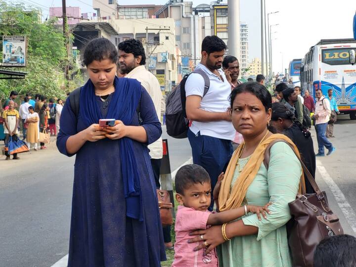 வீட்டிற்கு செல்ல பேருந்து கிடைக்குமா? ஆட்டோ கிடைக்குமா என்ற ஏக்கம் பலரது முகத்தில் தெரிந்தது. மாற்றும் பேருந்துகள் கிடைக்கும் வரை, மக்கள் பலர் புலம்பினர்.