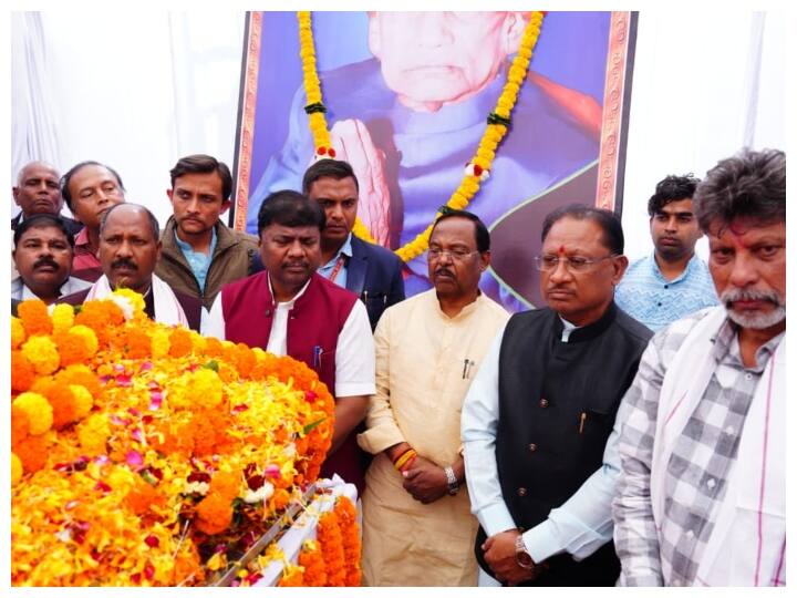 Chhattisgarh news CM Vishnu Deo Sai attended the funeral of BJP state president Kiran Deo father paid tribute ann Chhattisgarh: बीजेपी प्रदेश अध्यक्ष किरण देव के पिता के अंतिम संस्कार में शामिल हुए सीएम साय, दी श्रद्धांजलि
