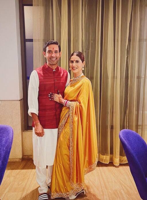 घर के अंदरूनी हिस्से को मिट्टी के रंगों, आधुनिक फर्नीचर, सुंदर कलाकृति, किताबों की अलमारियों, संगमरमर के फर्श और बहुत कुछ का इस्तेमाल कर डेकोरेट किया गया है.