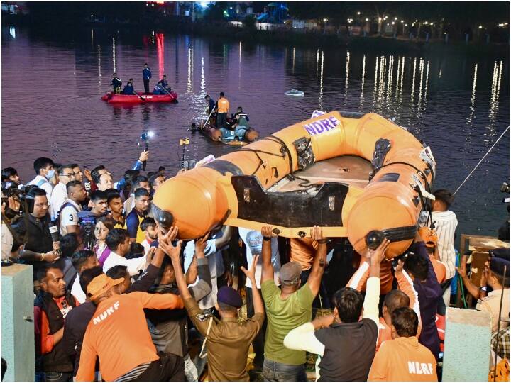 इस नाव पर स्कूली बच्चे और टीचर सवार थे. इस घटना में 12 छात्र और दो शिक्षक की मौत हो गई.