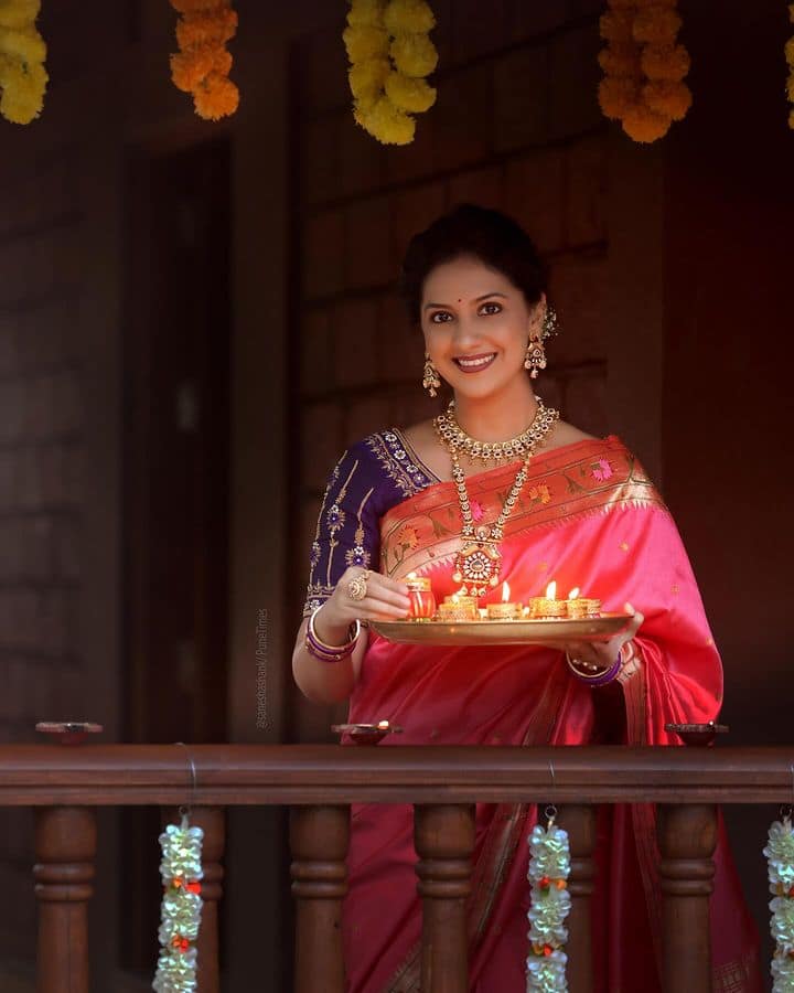 प्रेक्षकांची उत्सुकता शिगेला पोहचवणारा 'लोकशाही' सिनेमा संजय अमर यांनी दिग्दर्शित केला असून सिनेमा 9 फेब्रुवारी 2024 रोजी महाराष्ट्रात सर्वत्र प्रदर्शित होणार आहे(Photo Credit : instagram/tejashripradhan)