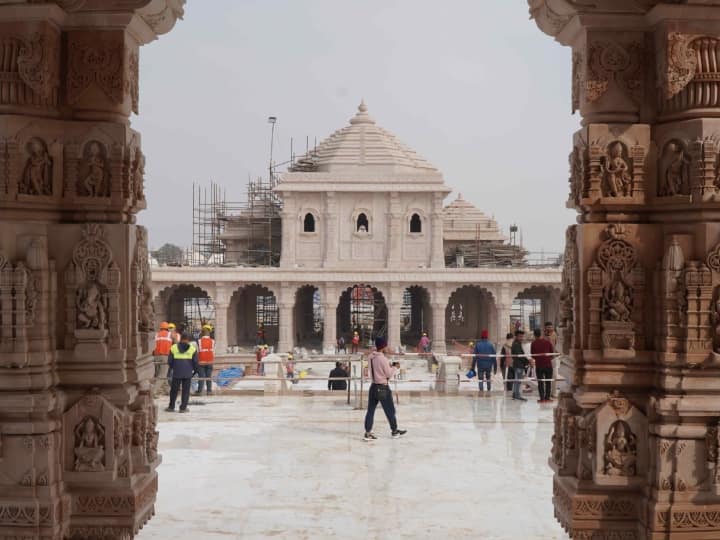 Ayodhya Ram Temple Inauguration: अयोध्या में प्रभु रामलला की प्राण प्रतिष्ठा के पूजा और अनुष्ठान के बीच रामलला की प्रतिमा को मंदिर के गर्भगृह में रखा गया है.