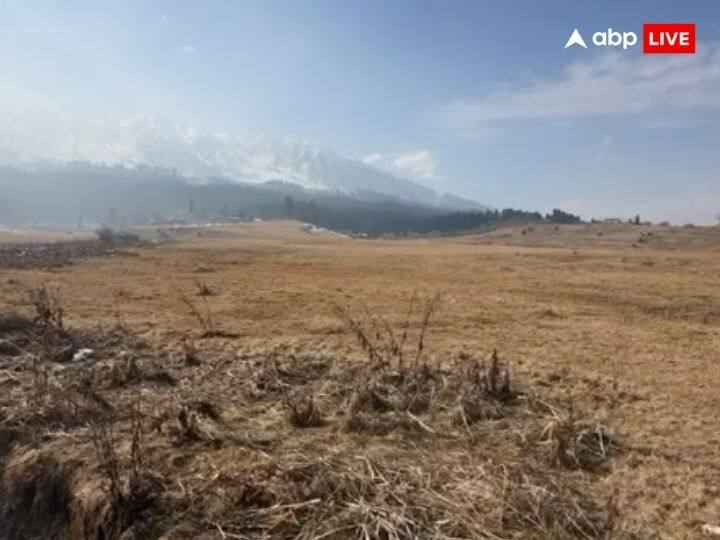 गुलमर्ग में पर्यटन उद्योग से जुड़े लोग बर्फ़बारी नहीं होने के पीछे ग्लोबल वॉर्मिंग और प्रदूषण को वजह मान रहे हैं. उन्हें लगता है कि आगे भी अब ऐसा ही रहा तो सारा धंधा चौपट हो जाएगा.