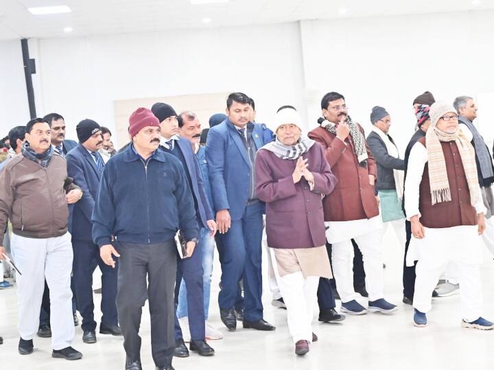 मुख्यमंत्री नीतीश कुमार पार्टी की कमान संभालने के बाद बुधवार (18 जनवरी) की शाम अचानक जेडीयू दफ्तर पहुंचे. प्रदेश अध्यक्ष ने गुलदस्ता भेंट कर स्वागत किया.