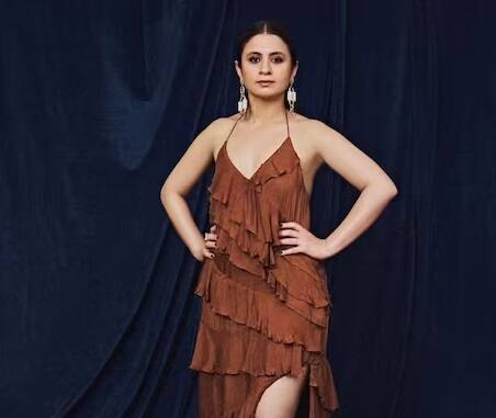 વેબ સિરીઝ ‘મિર્ઝાપુર’ OTT પર સૌથી વધુ પસંદ કરાયેલી સિરીઝમાંની એક છે. દર્શકોએ દરેક પાત્ર પર ભરપૂર પ્રેમ વરસાવ્યો છે. આ વેબ સીરિઝમાં 'કાલીન ભૈયા'ની પત્ની બીના ત્રિપાઠીની ભૂમિકા ભજવનાર અભિનેત્રી રસિકા દુગ્ગલને પણ તેનાથી ઘણી ખ્યાતિ મળી અને આજે તેને OTTની રાણી કહેવામાં આવે છે.