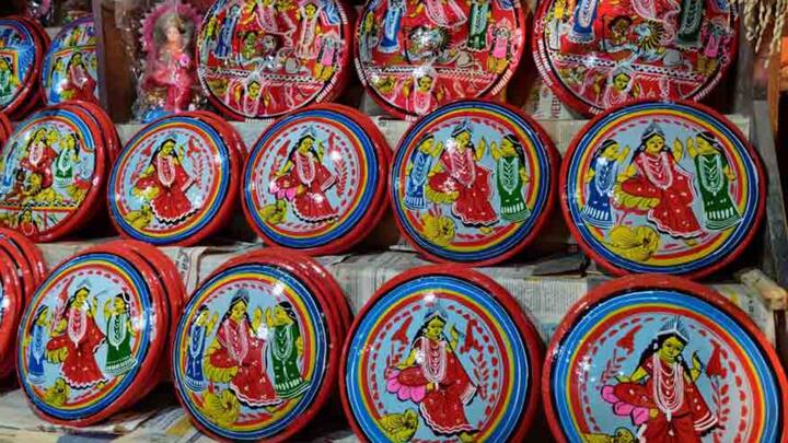 প্রতিদিন সম্ভব না হলে প্রতি বৃহস্পতিবারে লক্ষ্মী পুজো করার আগে স্নান করে এক মালা গায়ত্রী মন্ত্র জপ করুন।