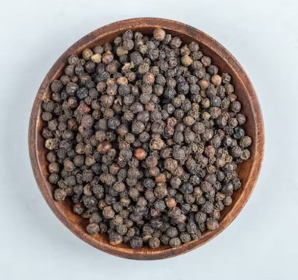 ਖੋਜ ਤੋਂ ਪਤਾ ਲੱਗਾ ਹੈ ਕਿ Black Pepper 'ਚ ਕੁਝ ਤੱਤ ਪਾਏ ਜਾਂਦੇ ਹਨ ਜੋ ਐਂਟੀਆਕਸੀਡੈਂਟ ਦਾ ਕੰਮ ਕਰਦੇ ਹਨ। ਭਾਵ ਇਹ ਸਰੀਰ ਦੇ ਸੈੱਲਾਂ ਦੀ ਰੱਖਿਆ ਕਰਦੇ ਹਨ, ਨਾਲ ਹੀ, ਕਾਲੀ ਮਿਰਚ ਖੂਨ ਦੀਆਂ ਨਾੜੀਆਂ ਨੂੰ ਫੈਲਾਉਣ ਵਿੱਚ ਮਦਦ ਕਰਦੀ ਹੈ, ਜਿਸ ਨਾਲ ਬਲੱਡ ਪ੍ਰੈਸ਼ਰ ਅਤੇ ਹਾਈ ਬੀਪੀ ਕੰਟਰੋਲ ਵਿੱਚ ਰਹਿੰਦਾ ਹੈ।