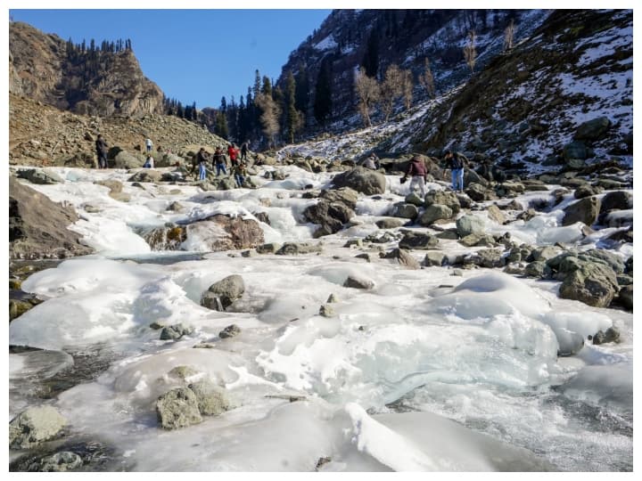 Jammu Kashmir Weather: कश्मीर में ज्यादातर स्थानों पर रात के तापमान में गिरावट आई है और एक दिन की राहत के बाद शीतलहर की स्थिति फिर से लौट आई है. अधिकारियों ने बृहस्पतिवार को इस बात की जानकारी दी.