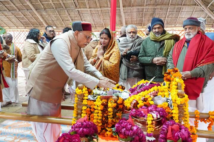 अयोध्या निवासी डॉ. मिश्रा पिछले चार दशकों से शहर में अपना होम्योपैथिक क्लिनिक चला रहे हैं. सरकारी होम्योपैथिक डॉक्टर रहे डॉ. अनिल मिश्र का जन्म अंबेडकर नगर में हुआ था.