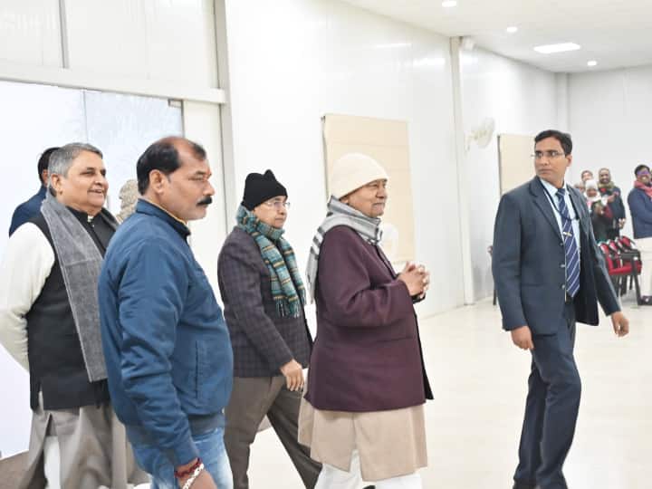 जेडीयू के सोशल मीडिया प्लेटफॉर्म एक्स पर तस्वीरें शेयर की गई हैं जिसमें नीतीश कुमार फुल एक्शन में दिख रहे हैं.