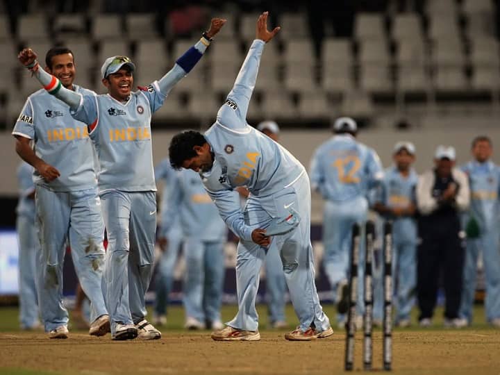 भारतीय टीम ने पहली बार टी20 इंटरनेशनल में पाकिस्तान के खिलाफ टाई मुकाबला खेला था. टी20 वर्ल्ड कप 2007 के ग्रुप स्टेज मैच में टीम इंडिया ने पहले बल्लेबाजी करते हुए 141 रन बनाए थे, जवाब में पाकिस्तान टीम भी 141 रन ही बना पाई थी. इसके बाद बॉल आउट के जरिए नतीजा निकला था, जिसमें भारत की जीत हुई थी.